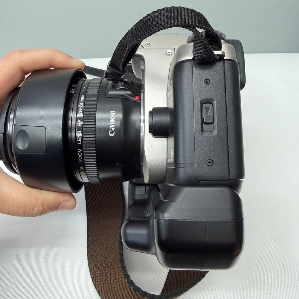 Canon EOS Elan II E 35mm SLR Film Camera 28-80mm Lens BP-50 Battery Pack Japan